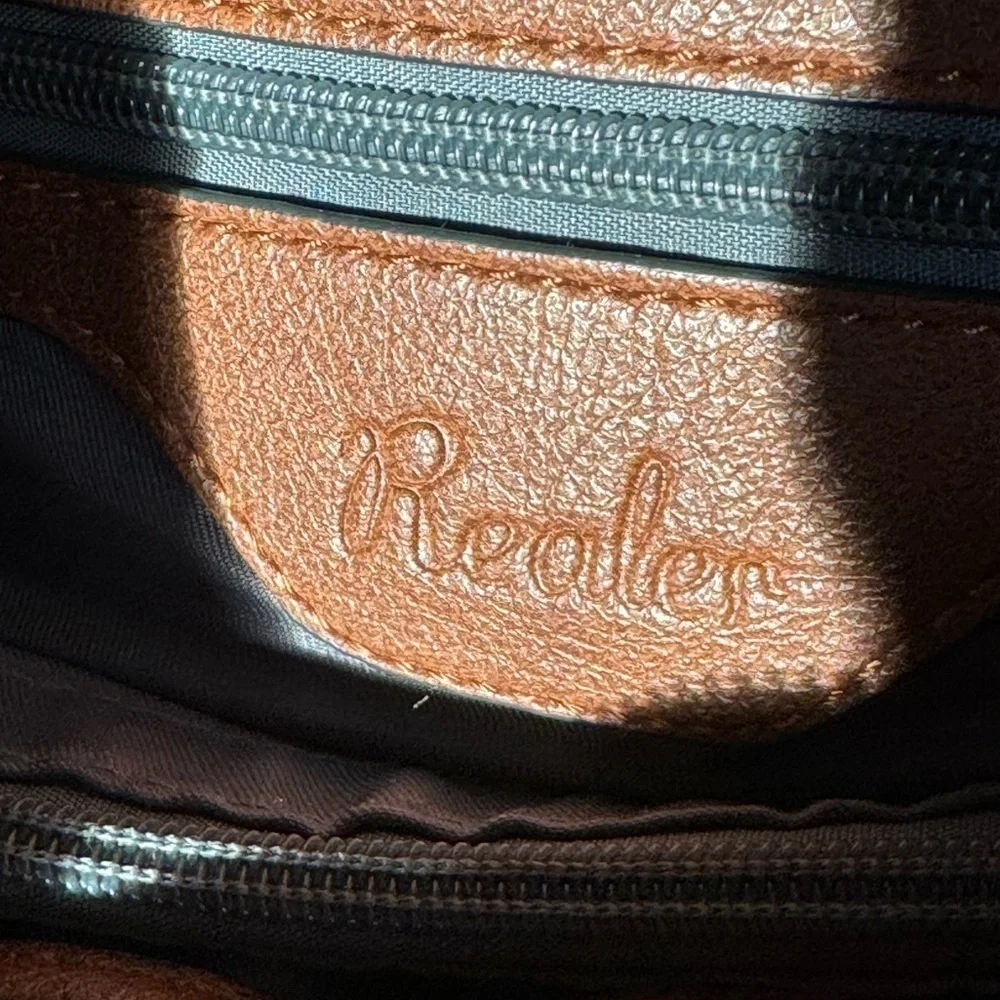 REALER~WOMENS~BROWN~SOFT FAUX LEATHER~SHOULDER BAG~LOTS OF POCKETS~PRE-OWNED~BR